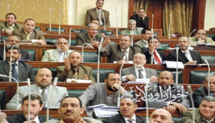 الكتلة الإخوانية في الإجازة البرلمانية.. عطاء متواصل