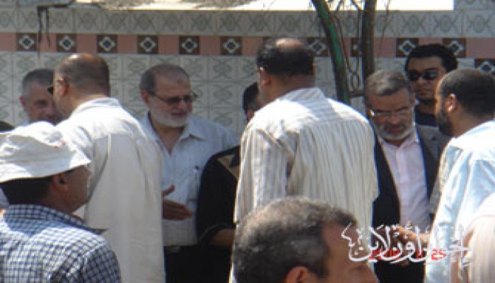 إخوان بورسعيد يشاركون د. حبيب في جنازة والدة زوجته