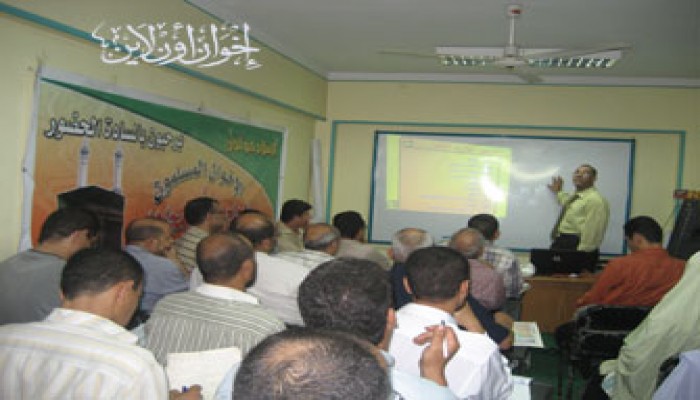 مجاهد يعقد دورة لمائة معلم لاجتياز الكادر
