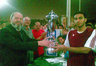 عليوة يسلم كأس بطولة "الصداقة والتعارف" لكرة القدم لفريق "الزهور"