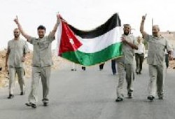 الأسرى الأردنيون يعانقون الحرية بعد 18 عامًا في سجون الاحتلال