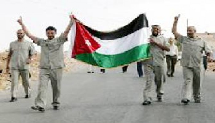 الأسرى الأردنيون يعانقون الحرية بعد 18 عامًا في سجون الاحتلال