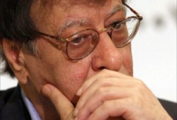 وفاة الشاعر الفلسطيني محمود درويش بعد جراحة في القلب
