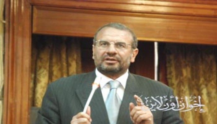 فتح الباب يزف 14 عروسًا في حفل جماعي بحلوان