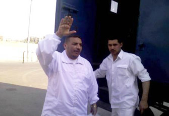 د. محمد عماد الدين يصل إلى منزله بعد إخلاء سبيله