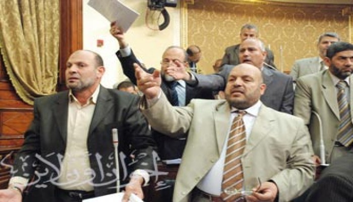 مواجهة ساخنة بين نواب الإخوان وسرور حول تطبيق الشريعة