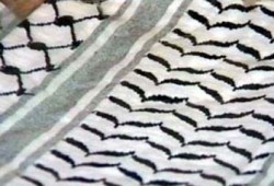 متطرفون يتهمون الكوفية الفلسطينية بأنها أداةٌ لـ"الإرهاب" بأمريكا!!