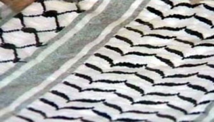 متطرفون يتهمون الكوفية الفلسطينية بأنها أداةٌ لـ"الإرهاب" بأمريكا!!