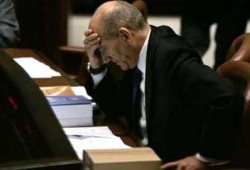 تحقيقات جديدة مع أولمرت بتهمة الفساد وغسل الأموال