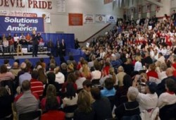 كلينتون تفوز بانتخابات بنسلفانيا وتهدد إيران