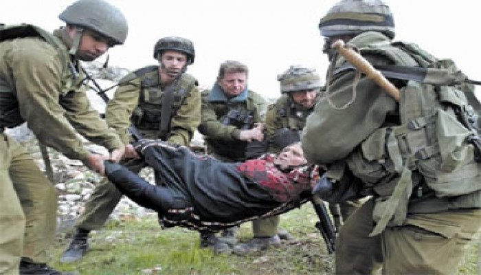 جنود الاحتلال يسرقون منازل الفلسطينيين!