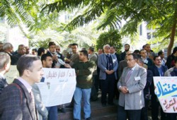 وقفة احتجاجية لأساتذة جامعة القاهرة رفضًا لأحكام العسكرية