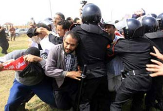 خبراء: الأحكام العسكرية تؤكد أن النظام "فقد عقله"!!