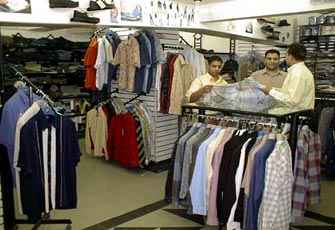 ما هو حكم الإسلام في إسبال الثياب؟!