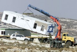 المغتصبون يخلون 26 مغتصبةً عشوائيةً في الضفة الغربية