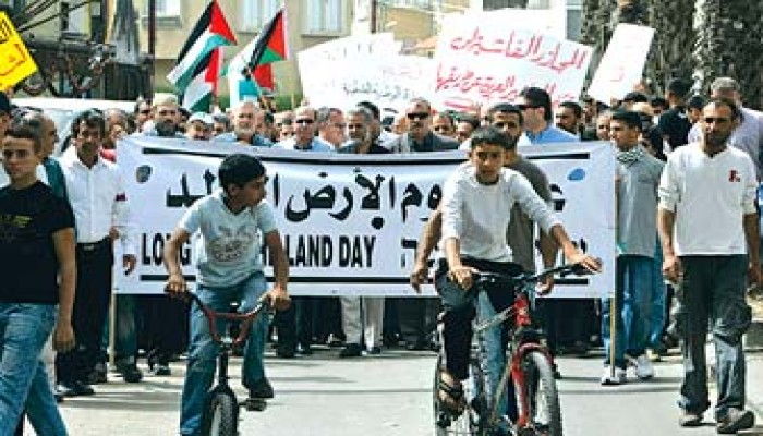 الأسرى يقبّلون أرض زنزانتهم لأنها جزء من أرضهم