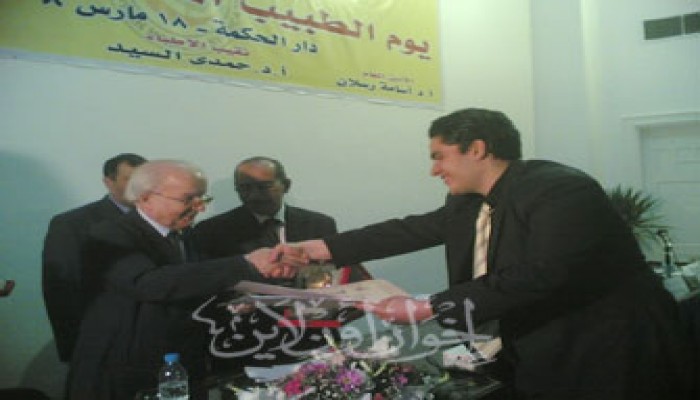 نقابة الأطباء تُكرِّم الدكتور بليغ من خلف القضبان!