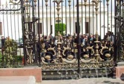 قوات الأمن تُحاصر مجلس الشعب لمنع مسيرة الأعضاء