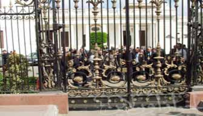 قوات الأمن تُحاصر مجلس الشعب لمنع مسيرة الأعضاء