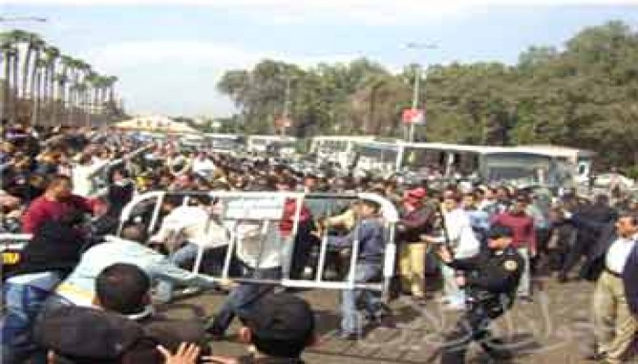 الأمن يعتدي على طلاب جامعة القاهرة لتظاهرهم ضد مجزرة غزة!