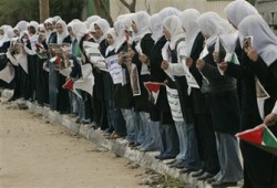 صحف بريطانية: الاعتداءات الصهيونية على "السلسلة البشرية" متشددة