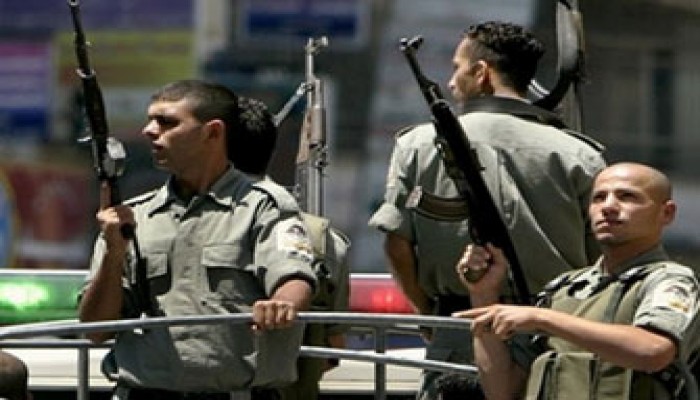 أمن السلطة الفلسطينية يقمع مسيرة تشييع البرغوثي ويعتدي على الصحفيين!!