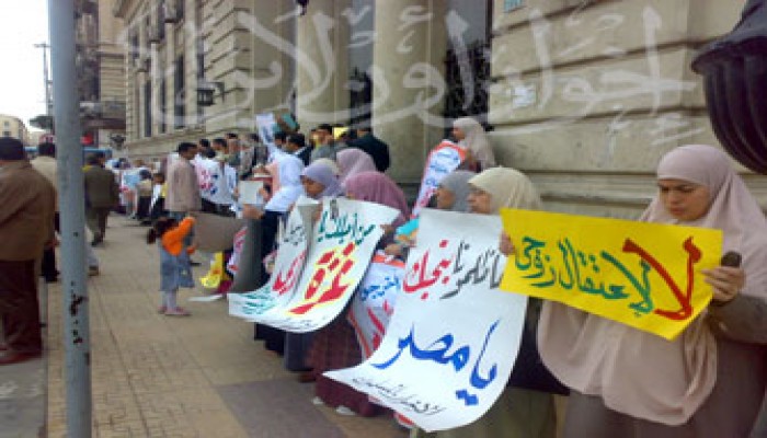 وقفة احتجاجية لأسر معتقلي الإسكندرية تطالب بالإفراج عن ذويهم