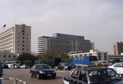 الأمن يفض مظاهرة فك الحصار عن غزة أمام الجامعة العربية!