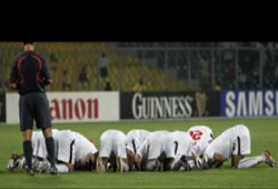 هل تتعلم عقول الساسة المصريين من أقدام لاعبي مصر؟