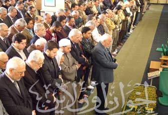 المرشد العام وقيادات الإخوان يشيِعون جنازة زوجة المستشار الهضيبي