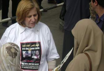 سيندي شيهان: محاكمات الإخوان ضد الإنسانية