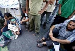 حكومة "فياض" تقطع رواتب 1000 معلّم و9 محاضرين جامعيين في غزة