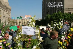 الشاطر وإخوانه المحالون للعسكرية ينعون الكاتب الحر مجدي مهنا