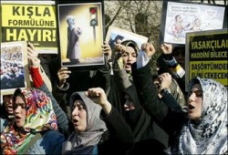 البرلمان التركي يقر قانونًا مبدئيًّا برفع حظر الحجاب في الجامعات