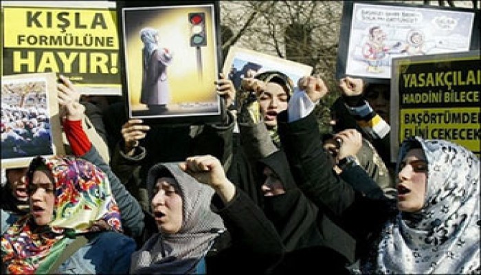 البرلمان التركي يقر قانونًا مبدئيًّا برفع حظر الحجاب في الجامعات
