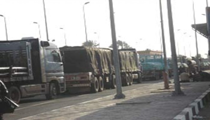 منع 9 شاحنات إغاثية من المرور لقطاع غزة واحتجاز 7 من مندوبي نقابة الأطباء!