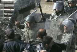 استمرار منع شاحنات إغاثة غزة وسط مطالب بتدخل مبارك