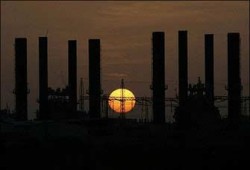 الملايين في أوروبا وخارجها يطفئون الأضواء ليلاً تحت شعار: (كلنا غزة)