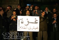 مظاهرة بالشموع على سلالم الصحفيين وطلاب القاهرة يطالبون بفك الحصار