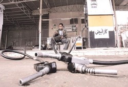 وكالة غوث تُحذِّر من وقف خدماتها للفلسطينيين غدًا بسبب نفاد الوقود