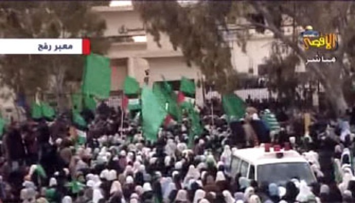 نساء غزة يقتحمن بوابة معبر رفح والأمن المصري يحاول تفريقهن!!