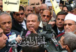 قوات الأمن تحاصر أعضاء البرلمان أمام مجلس الشعب وتمنع مسيرتهم بالقوة