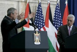 بوش يهاجم حركة حماس ويؤكد دعمه لعباس في مواجهتها!!