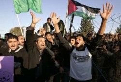 أعضاء التشريعي الفلسطيني يعتصمون أمام معبر رفح للتضامن مع الحجاج العالقين