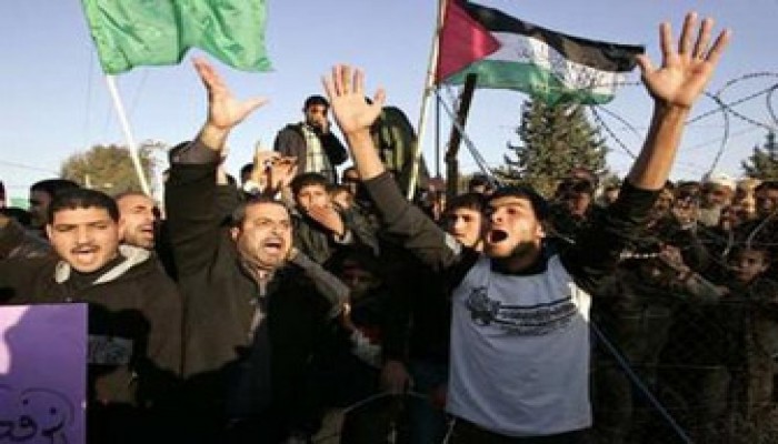 أعضاء التشريعي الفلسطيني يعتصمون أمام معبر رفح للتضامن مع الحجاج العالقين