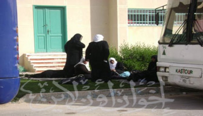 وفاة حاجَّة فلسطينية محتجزة بالعريش وتدهور صحة 7 آخرين