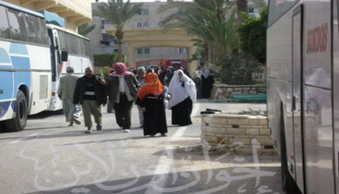 عبور 100 عالق فلسطيني من كرم أبو سالم