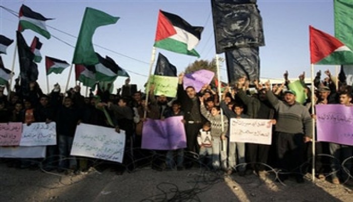 حجاج غزة بالعريش يعتصمون داخل الحافلات واحتجاز حجاج نويبع بالعَبَّارة!!