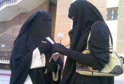 "روز اليوسف" تدعو للنقاب