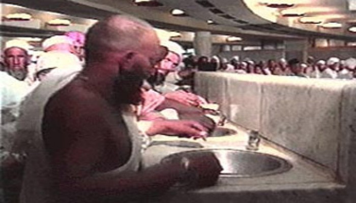 الداخلية الأمريكية تلزم الحجاج المسلمين باصطحاب 85 جرامًا من ماء زمزم فقط